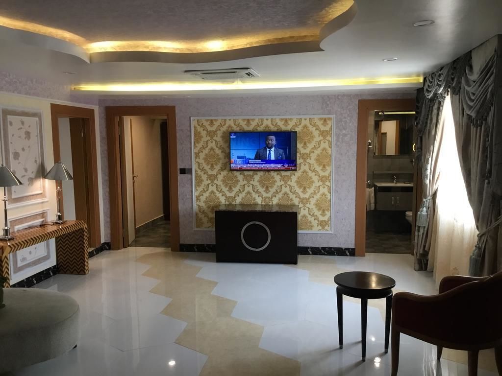 Quarto presidencial, vista para a cidade | Cofres nos quartos, individualmente decorados