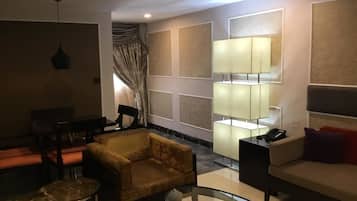 Quarto presidencial, vista para a cidade | Cofres nos quartos, individualmente decorados