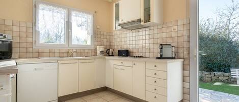 Microwave, dishwasher, coffee/tea maker, toaster