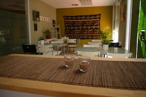Desayuno buffet diario (EUR 5 por persona)