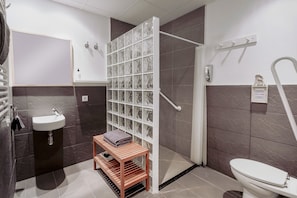 Chambre Double Deluxe, salle de bains privée, vue jardin | Salle de bain | Douche, articles de toilette gratuits, sèche-cheveux