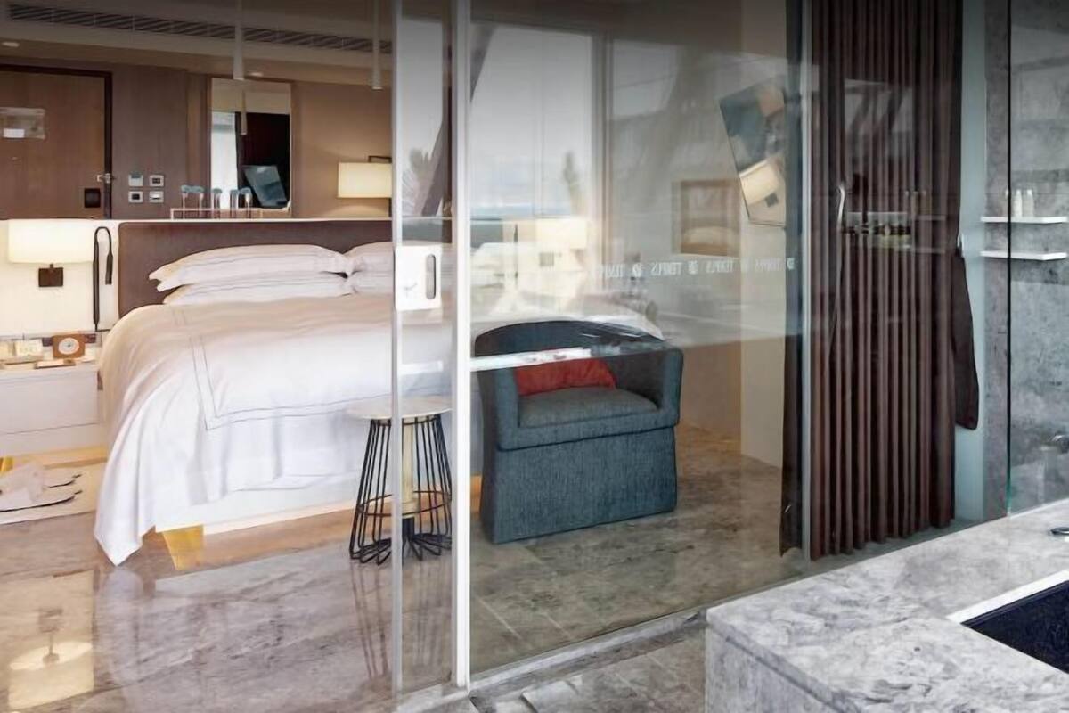 Premium bedding, down comforters, minibar (free items), in-room safe