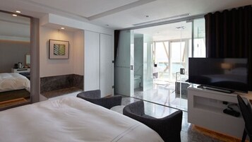 海景楼中楼套房 | 高档床上用品、羽绒被、迷你吧（备有免费物品）、客房内保险箱