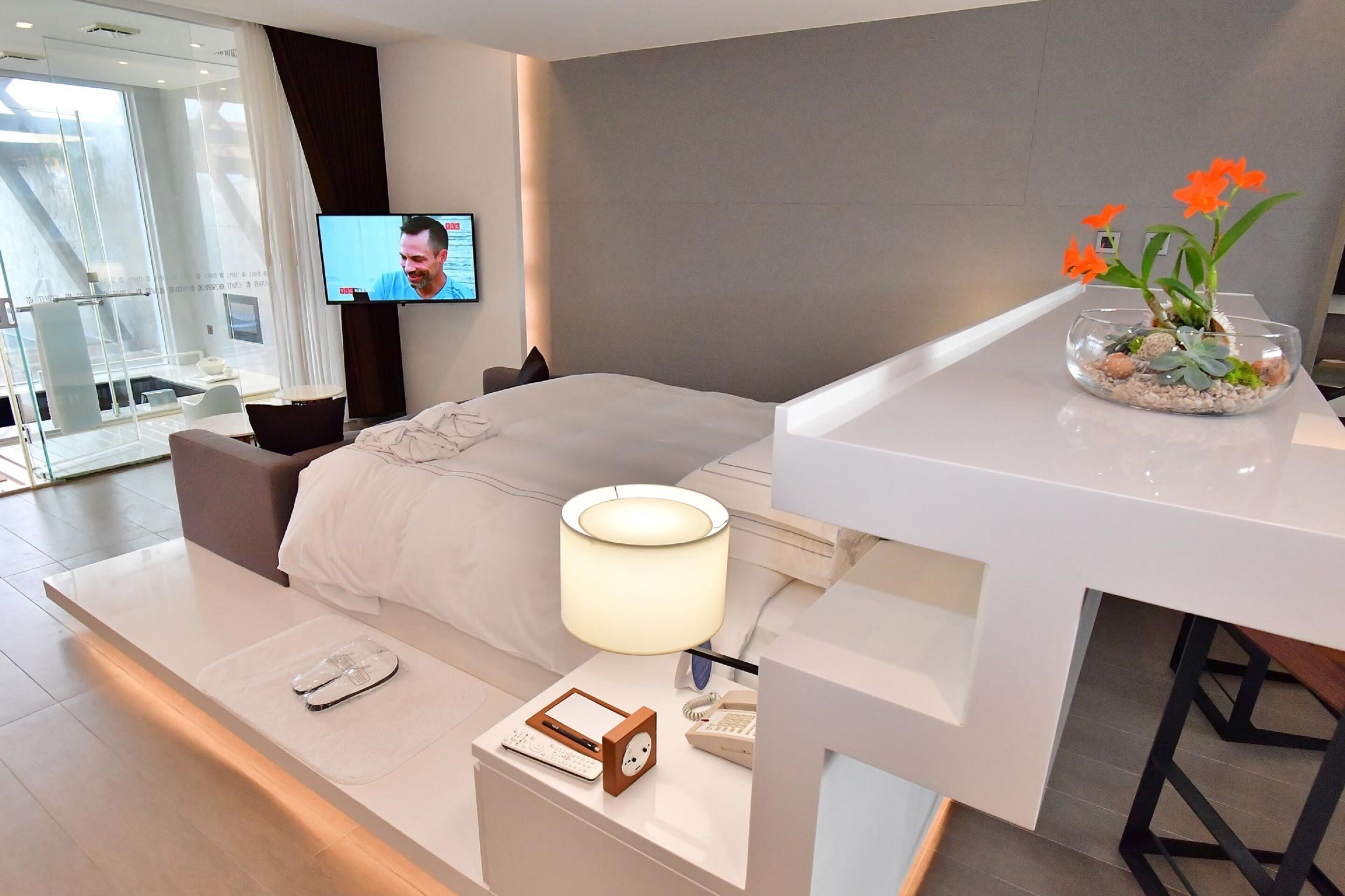 1 bedroom, premium bedding, down duvets, free minibar