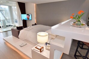 Habitación de luna de miel doble, 1 cama de matrimonio grande, no fumadores, frente a la playa | Ropa de cama de alta calidad y edredones de plumas