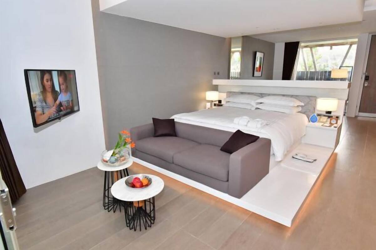 Premium bedding, down comforters, minibar (free items), in-room safe