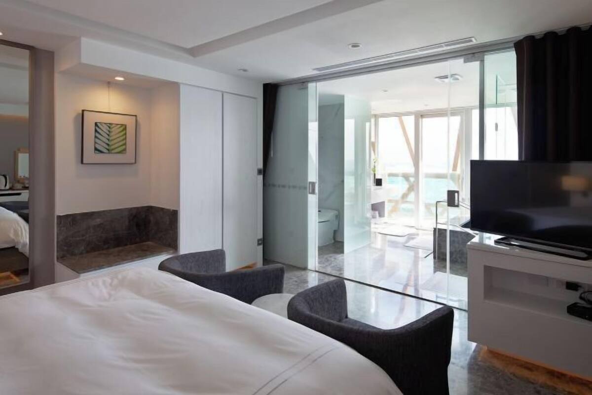 Premium bedding, down comforters, minibar (free items), in-room safe