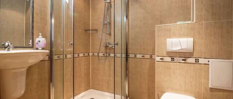 Douche, sĂšche-cheveux, bidet, serviettes fournies