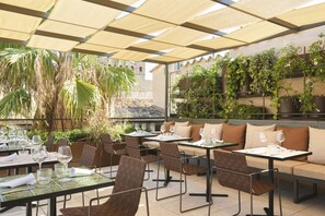 Seasonal outdoor pool, open 9:00 AM to 8:00 PM, pool umbrellas - Antigua Palma Casa Noble Hotel (Palma de Mallorca)