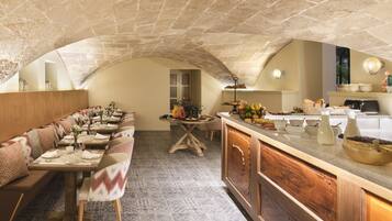 Colazione a buffet, servita tutte le mattine (25 EUR a persona)