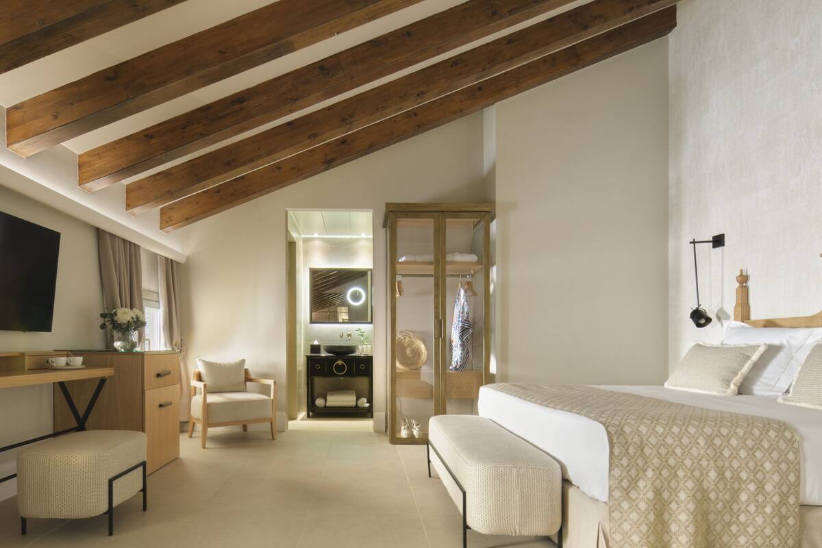 Deluxe Double Room (Spa Access) | Egyptian cotton sheets, premium bedding, memory-foam beds, minibar