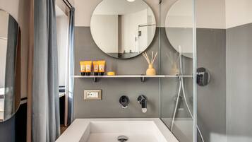 Standard Double Room | Bathroom | Shower, free toiletries, hair dryer, towels