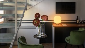 Ein modernes Interieur mit Treppe, Essbereich und Flachbildfernseher.