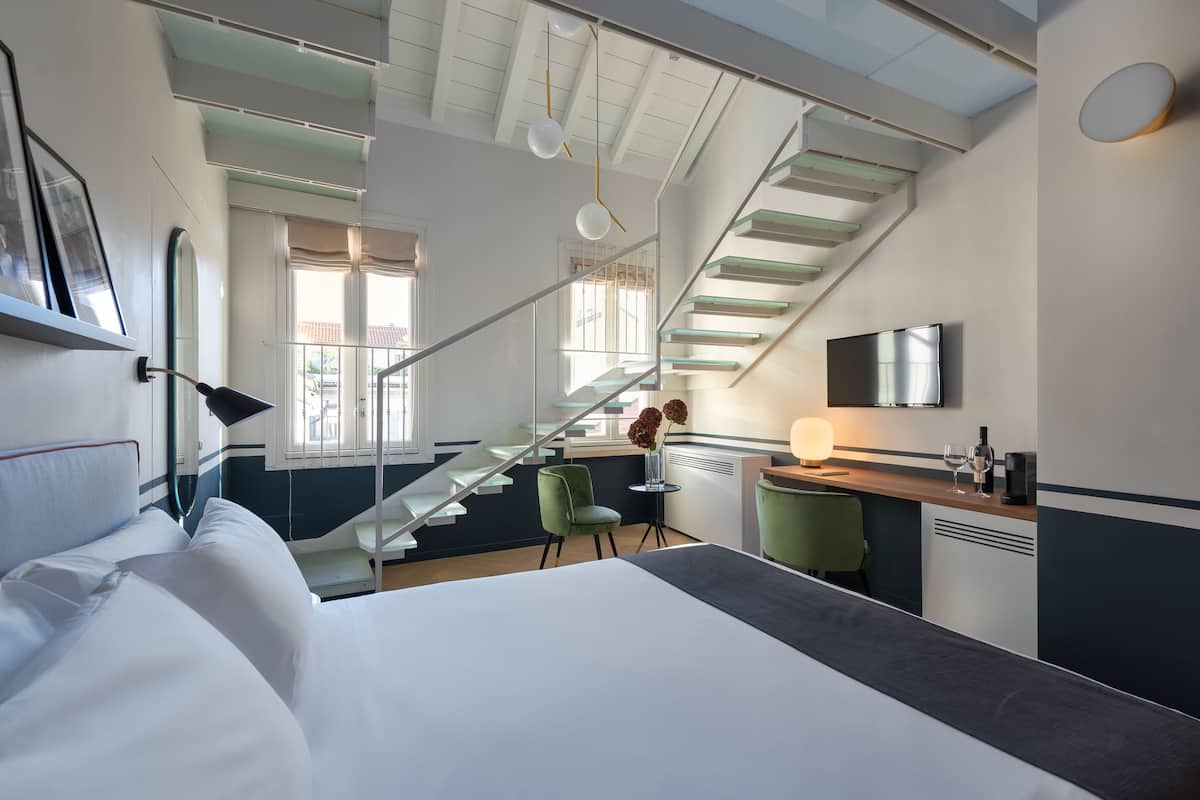 Vierbettzimmer, Terrasse | Minibar, Zimmersafe, Schreibtisch, schallisolierte Zimmer