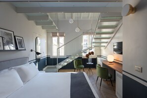 Vierbettzimmer, Terrasse | Minibar, Zimmersafe, Schreibtisch, schallisolierte Zimmer