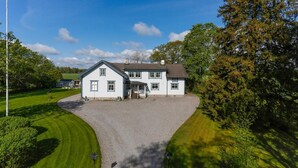 A large, two-story house with a gravel driveway and a well-maintained lawn. - Hagbackens GĂ„rd Bed & Breakfast (Ărebro)