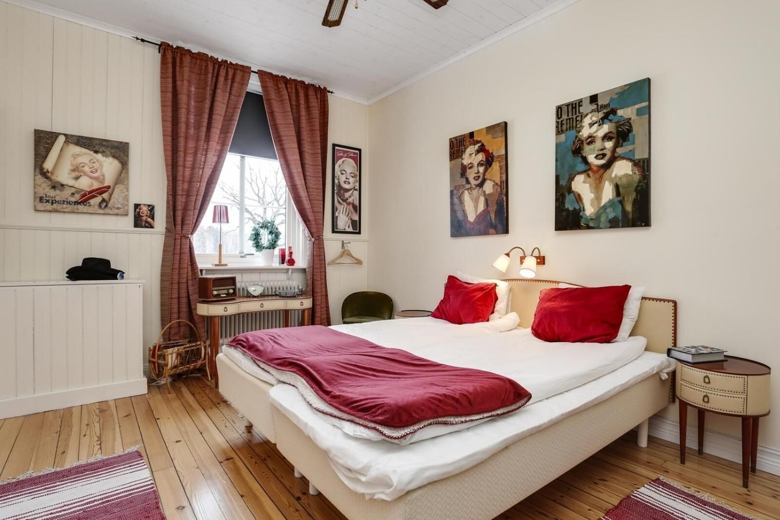 Decoración personalizada, muebles diferentes y escritorio 