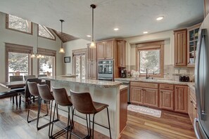 Microwave - Keystone Resort Lodge 661, Heated Garage, Private Laundry, 5 Bedroom by Summitcove Lodging (Keystone)