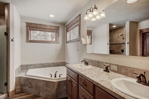 Separate bathtub and shower, towels - Keystone Resort Lodge 661, Heated Garage, Private Laundry, 5 Bedroom by Summitcove Lodging (Keystone)