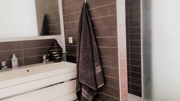 Baignoire, sĂšche-cheveux, serviettes fournies, papier toilette