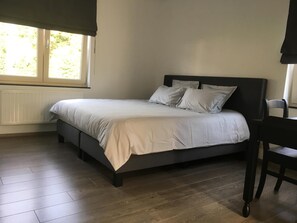 3 chambres, bureau, chambres insonorisées, fer et planche à repasser