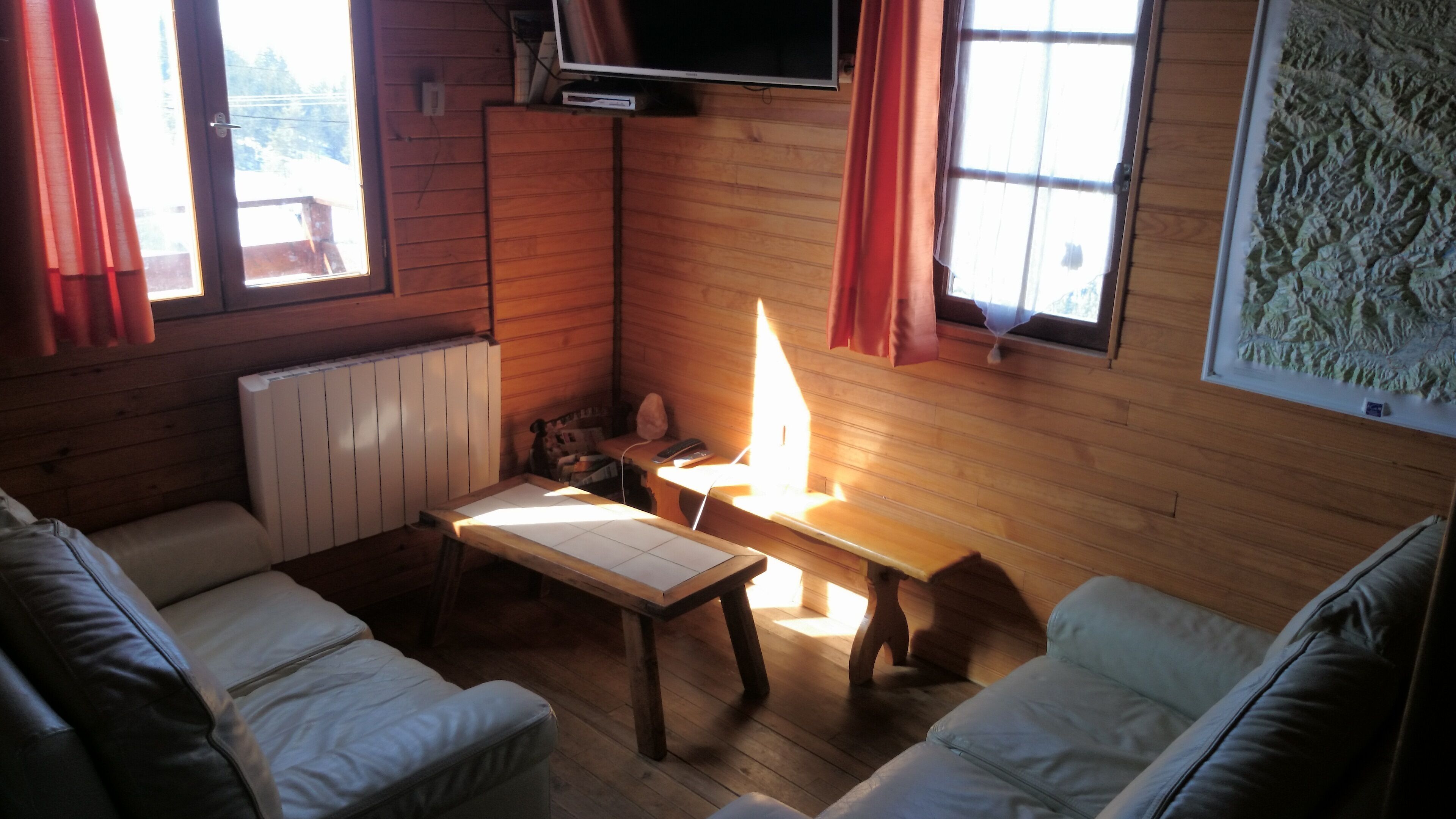 Una televisión, una chimenea, un reproductor de DVD, un futbolín