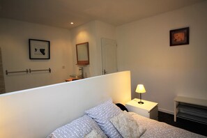 Habitación doble | Decoración individual, mobiliario individual, cortinas opacas