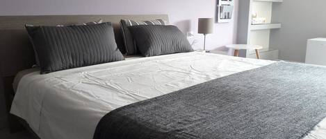 Double Room | Minibar, individually decorated, individually furnished, desk