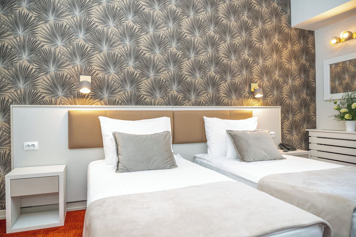 ห้องคลาสสิกดับเบิลหรือทวิน (LUX) | มินิบาร์, ตู้นิรภัยในห้องพัก, โต๊ะทำงาน, ผ้าม่านกันแสง