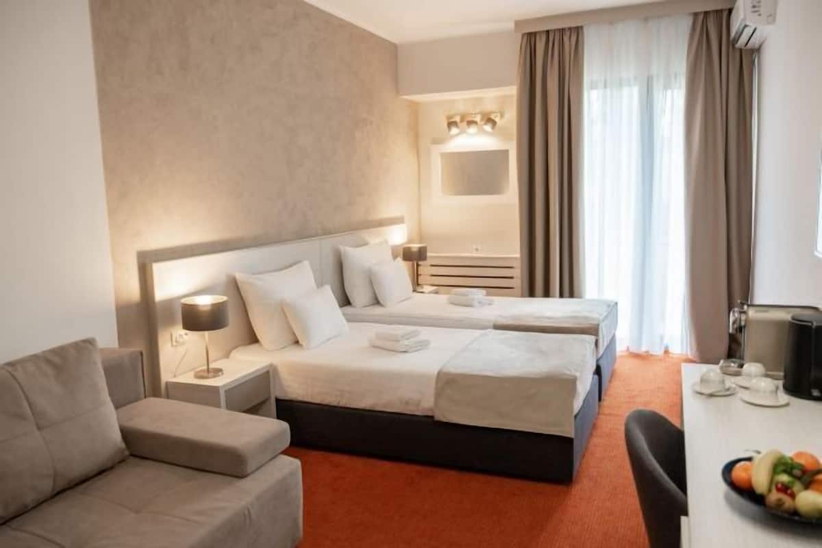 Minibar, Zimmersafe, Schreibtisch, Verdunkelungsvorhänge