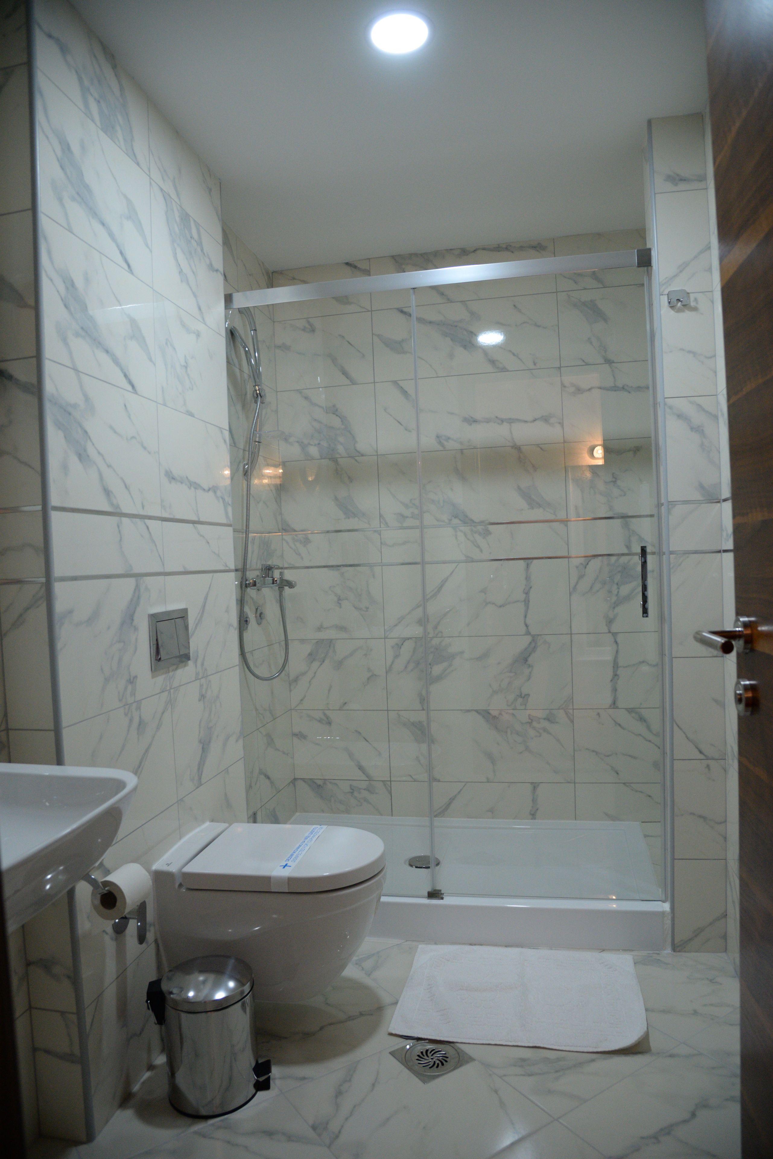Un baño con ducha, inodoro y lavamanos.