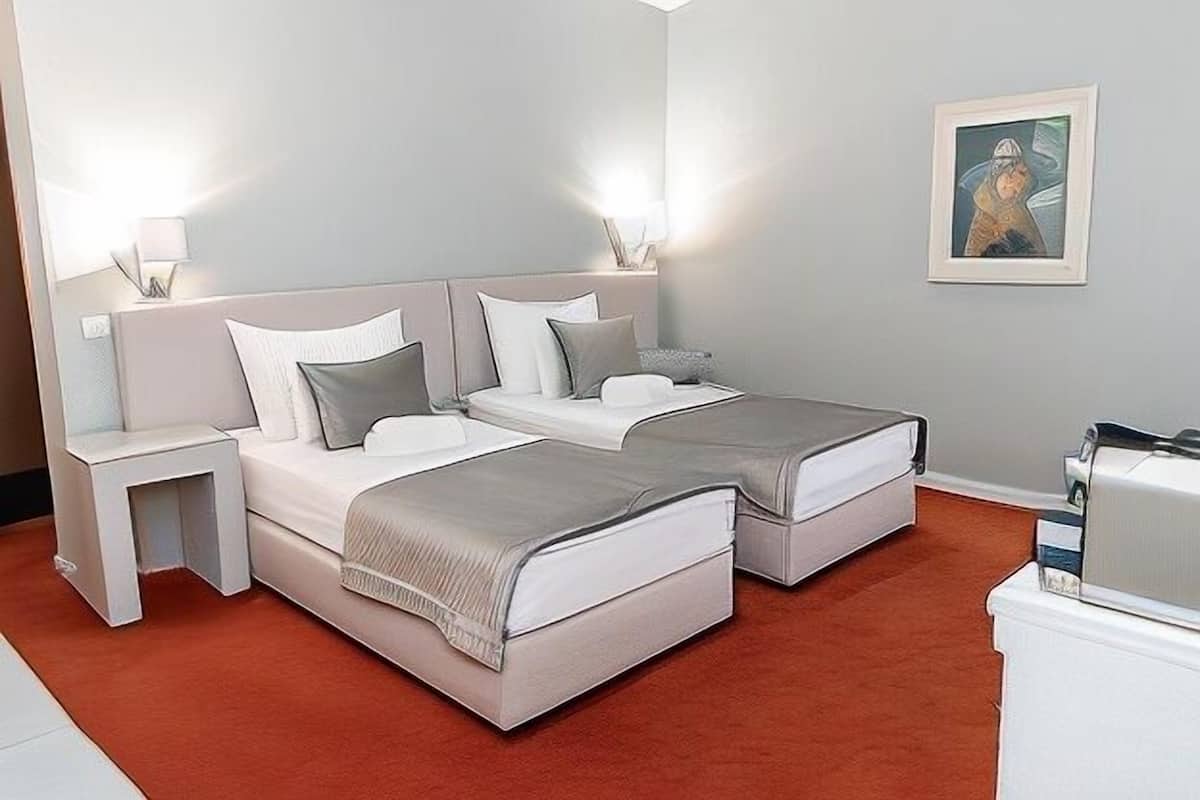 Minibar, Zimmersafe, Schreibtisch, Verdunkelungsvorhänge