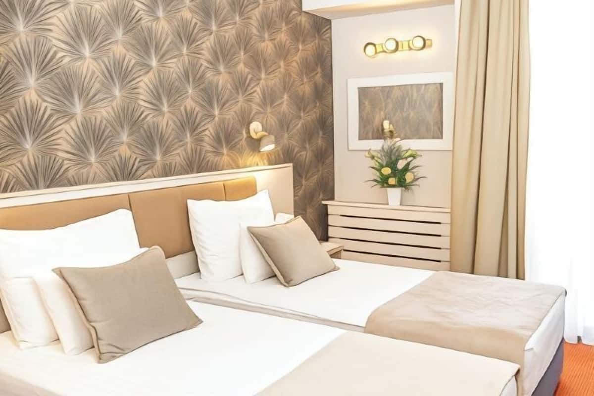 Minibar, Zimmersafe, Schreibtisch, Verdunkelungsvorhänge