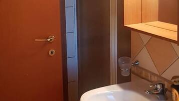 Douche, articles de toilette gratuits, sĂšche-cheveux, bidet