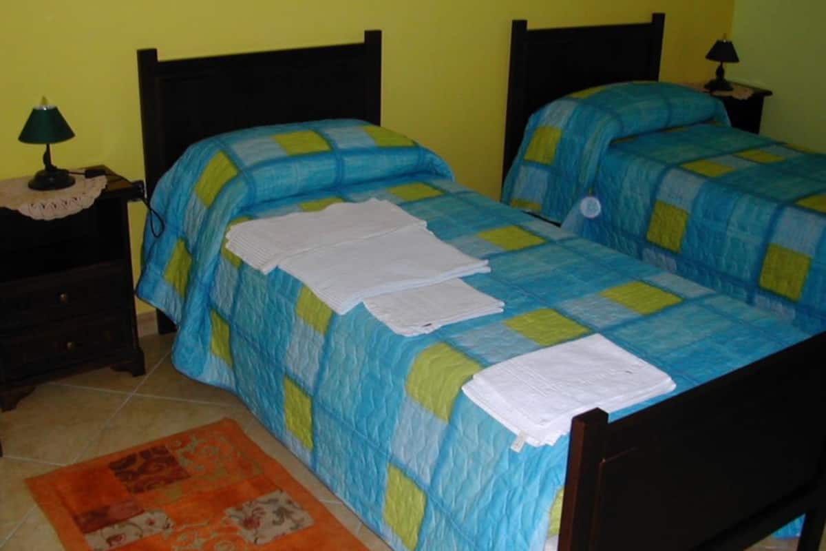 Quadruple Room | WiFi (free), bed sheets