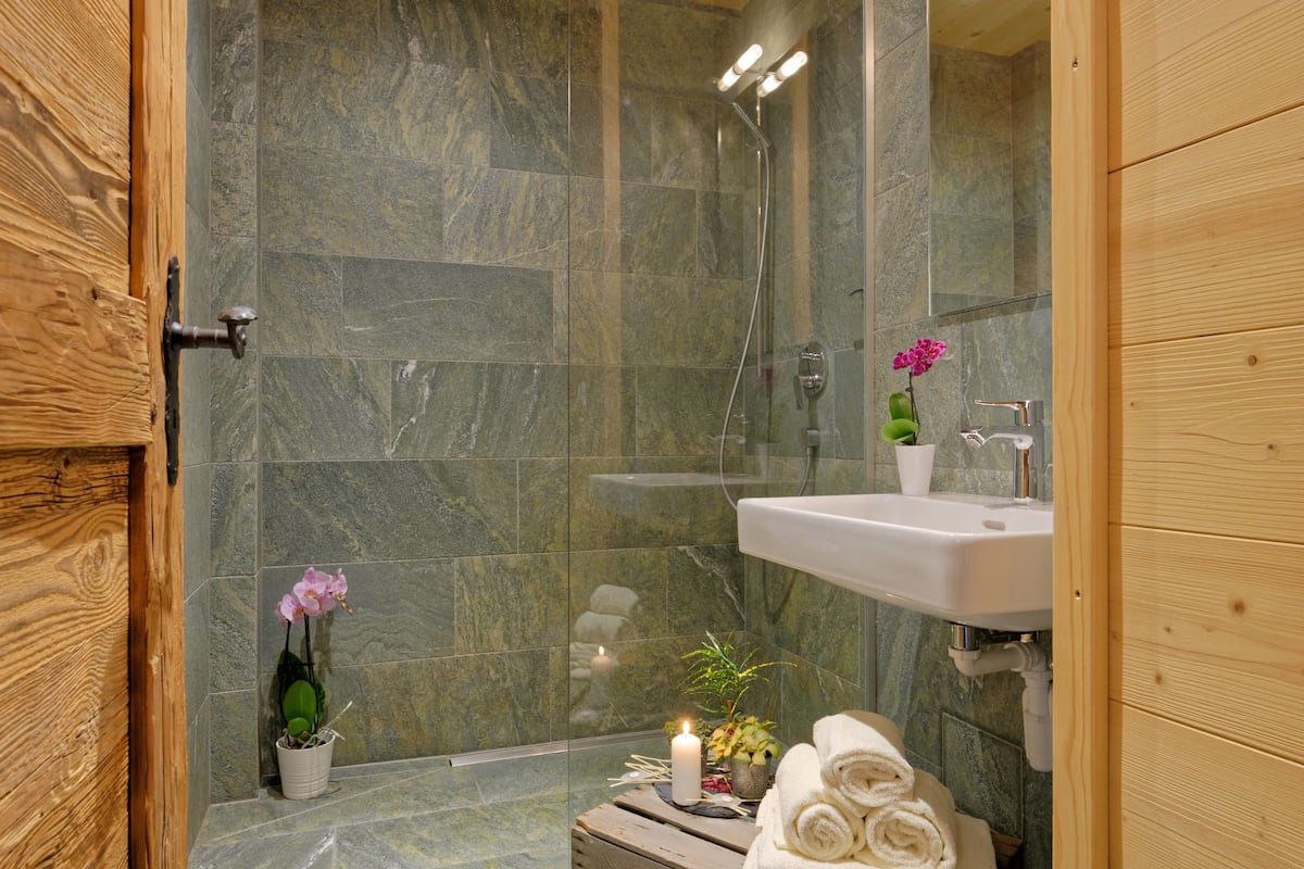 sauna, hot tub, steam room