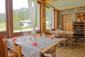 Frühstück, Mittagessen, französische Küche, Blick auf den Garten