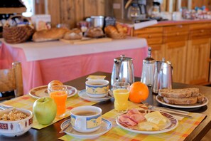 Café da manhã com buffet grátis todos os dias
