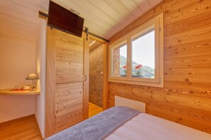 Superior Single Room, Non Smoking, Mountain View | Premium bedding, blackout curtains, iron/ironing board, free WiFi - Au Bivouac de Napoléon (Bourg-Saint-Pierre)