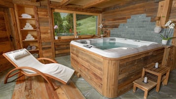 Indoor spa tub