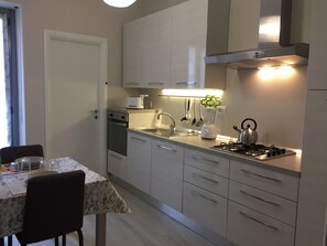 Comfort-Apartment, 2 Schlafzimmer | Eigene Küche | Großer Kühlschrank, Ofen, Herdplatte, Kochgeschirr/Geschirr/Besteck