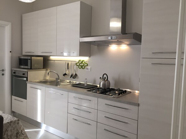 Comfort-Apartment, 2 Schlafzimmer | Eigene Küche | Großer Kühlschrank, Ofen, Herdplatte, Kochgeschirr/Geschirr/Besteck