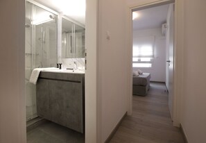 Apartment, 2 Bedrooms | Bathroom sink