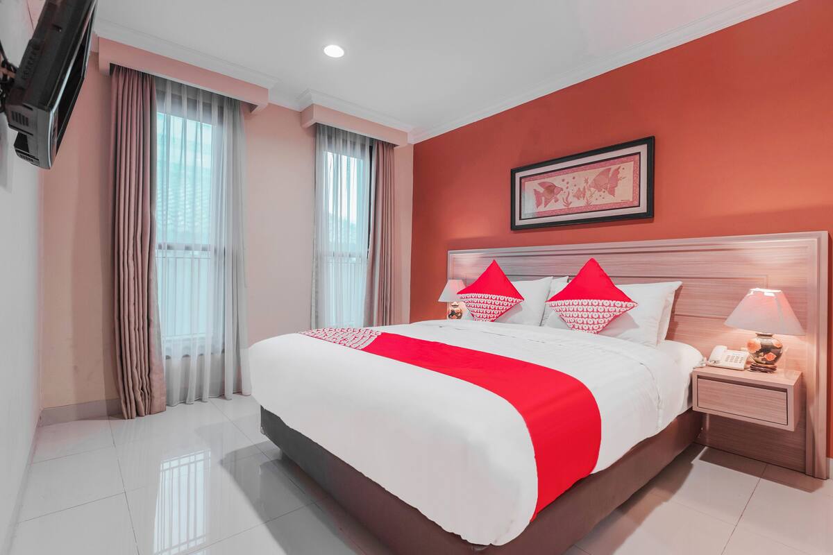 Desk, free WiFi, bed sheets