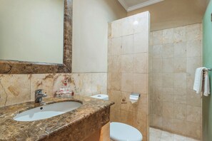 Familjestudio | Badrum | Dusch, regndusch, tofflor och handdukar