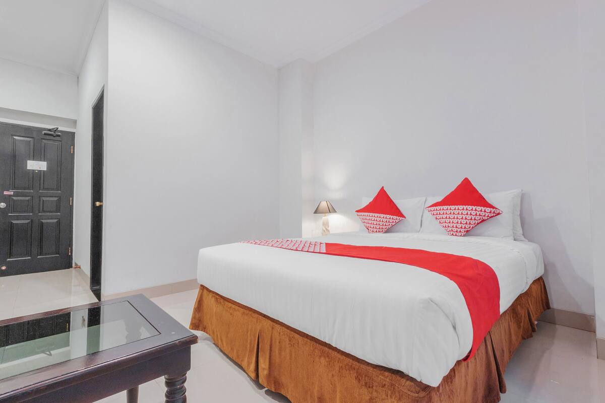 Desk, free WiFi, bed sheets