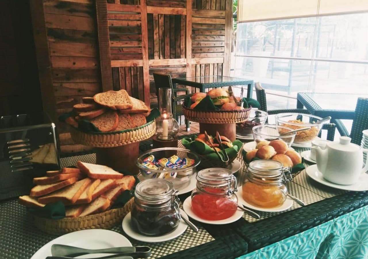 Un bufé de desayuno con diversos alimentos y salsas.