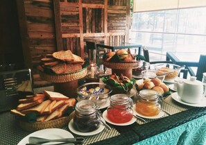 Een ontbijtbuffet met diverse gerechten en toevoegingen.