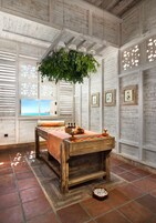 Un sauna, una bañera de hidromasaje, baño turco