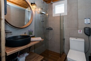 Vila, 3 quartos, piscina particular | Banheiro | Secador de cabelo, toalhas de banho, shampoo 